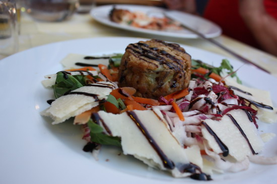 tortino di farro con carciofini su carpaccio di verdure