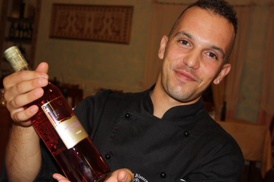 lo chef Gianfranco Pulina del Golden Gate di Bortigiadas in Sardegna con il Rosato Pergolesi di Montecappone