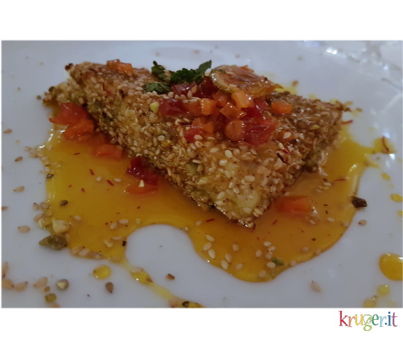 Feta pistacchi sesamo e salsa allo zafferano Krokos Kozanis
