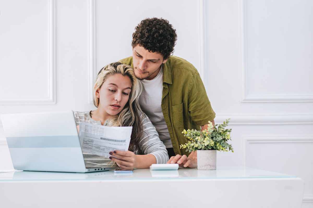 due ragazzi guardano la loro busta paga