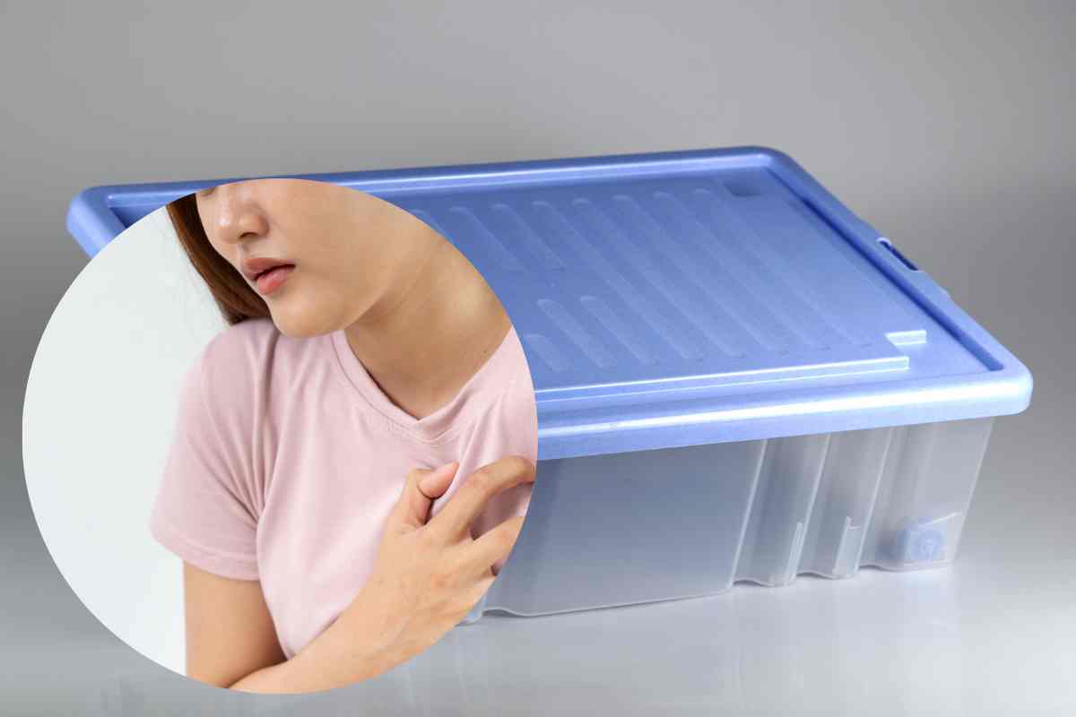 contenitore in plastica e nel cerchio donna che si tocca il petto