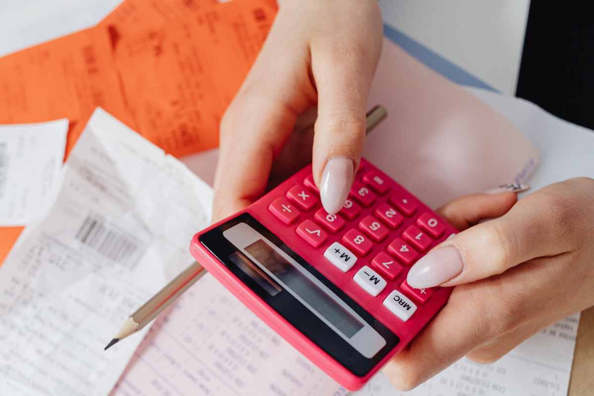 una mano fa i conti con la calcolatrice