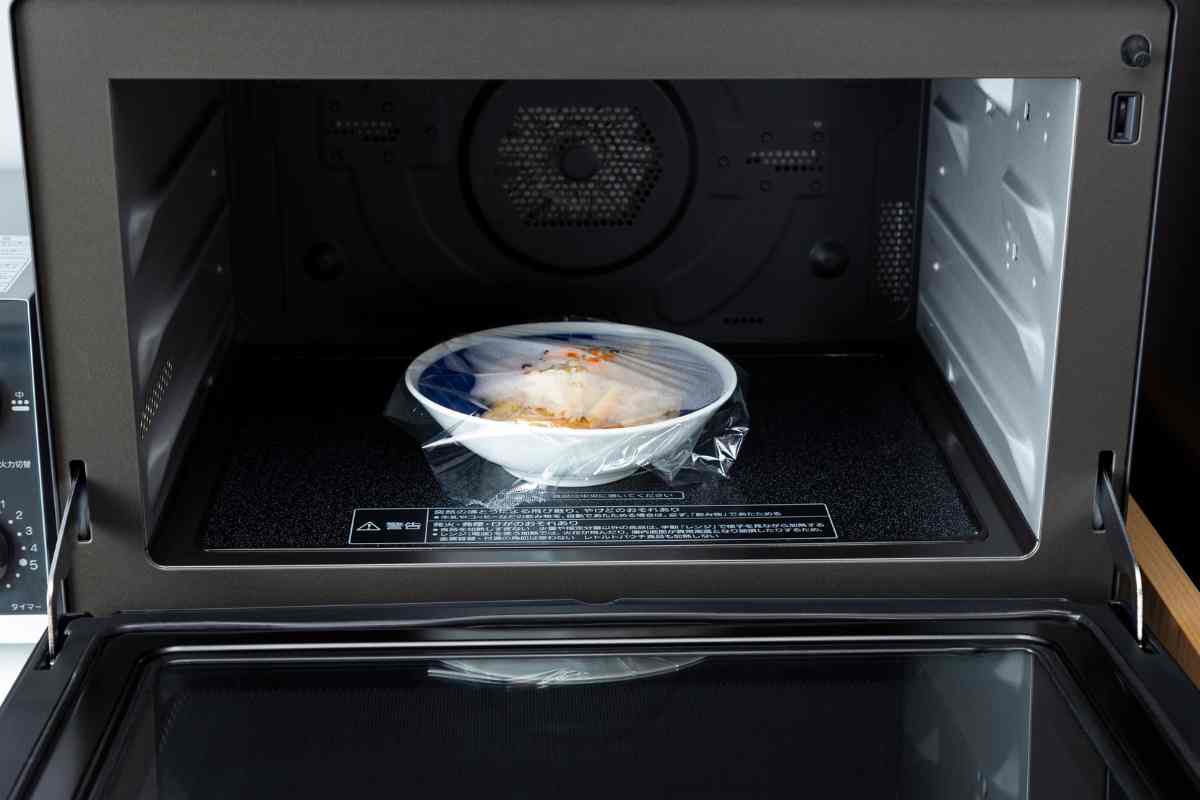 piatto di plastica coperto da pellicola in microonde