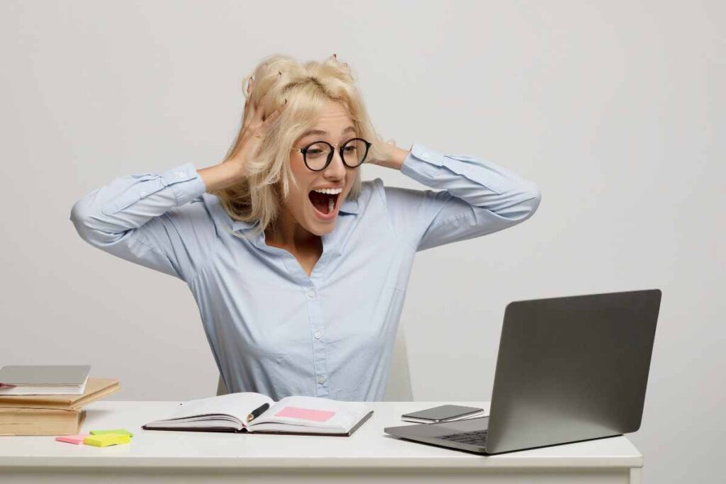 donna con le mani nei capelli per la bella notizia