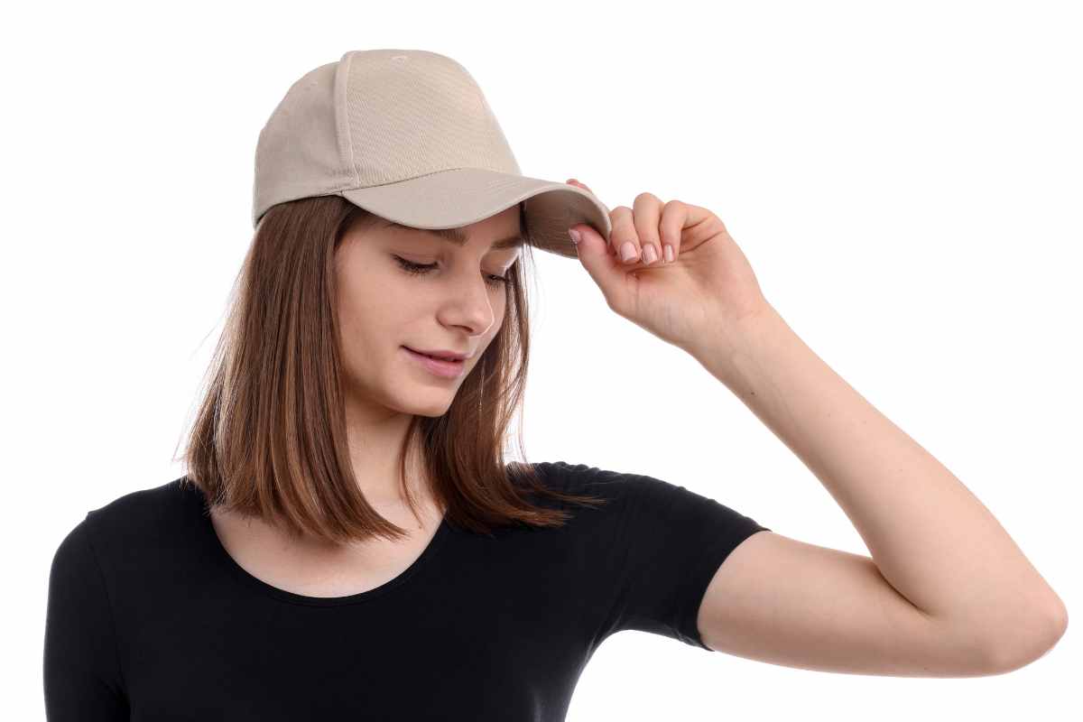 ragazza indossa un cappellino con visiera