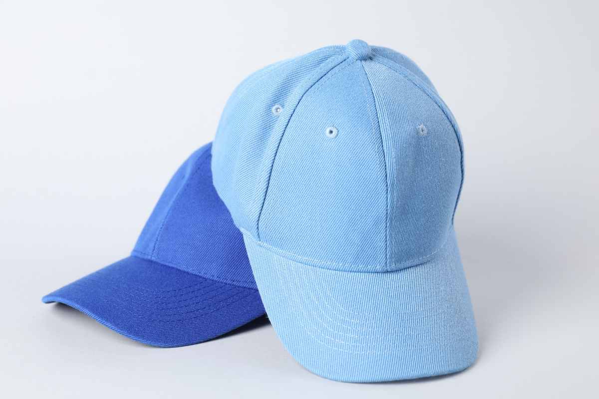 due cappellini con visiera