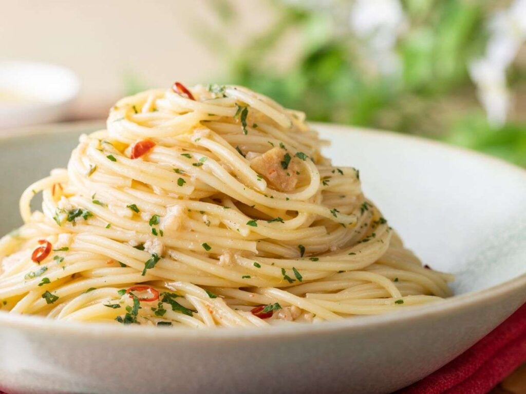 spaghetti cremosi con aglio e peperoncino