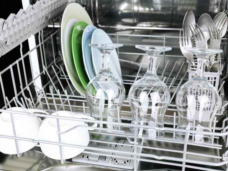 interno di una lavastoviglie carica