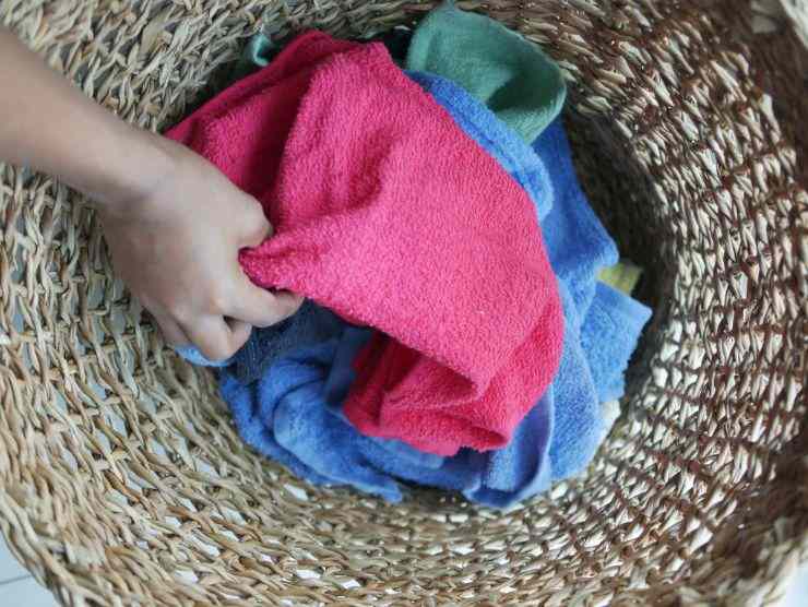 cesta con asciugamani
