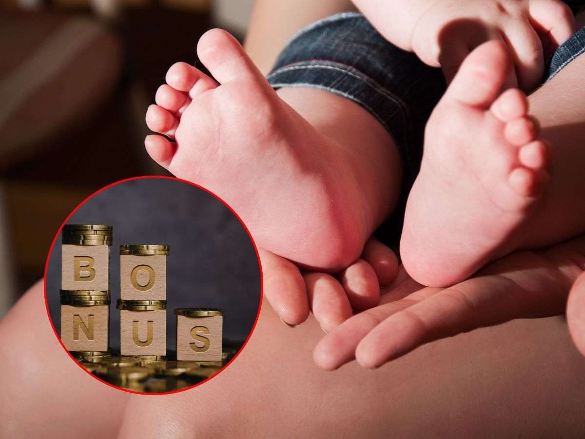 piedi di bimbo con mani di mamma