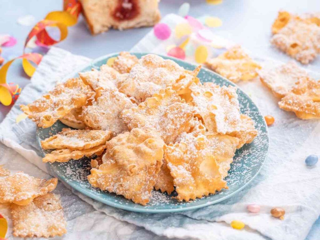 chiacchiere di carnevale in un piatto