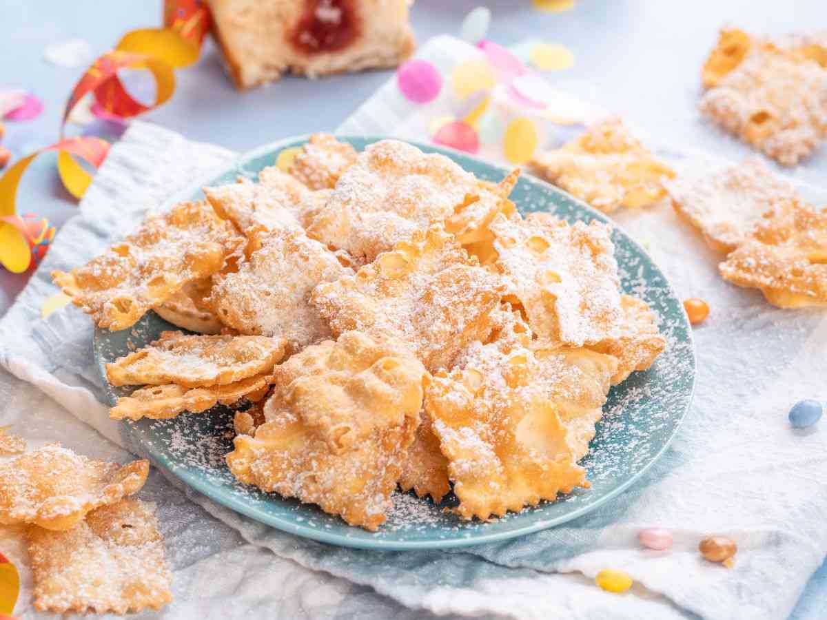 chiacchiere di carnevale in un piatto