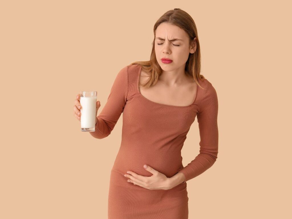 donna sta male con un bicchiere di latte in mano