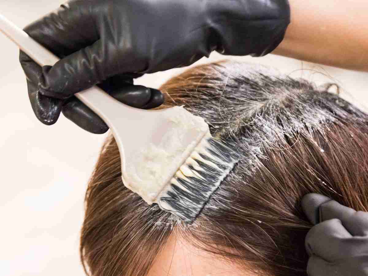 applicazione della tinta sui capelli