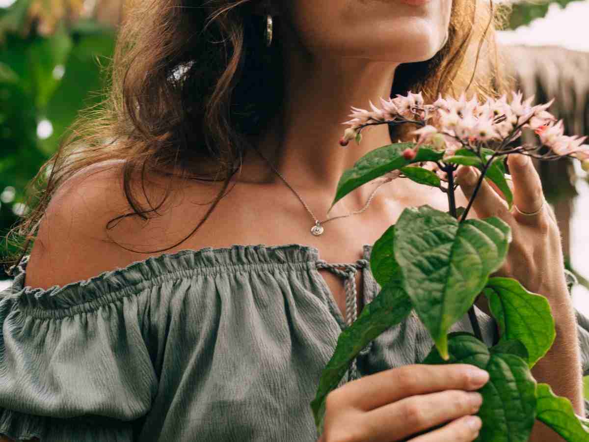 donna con maglia scollo bardot