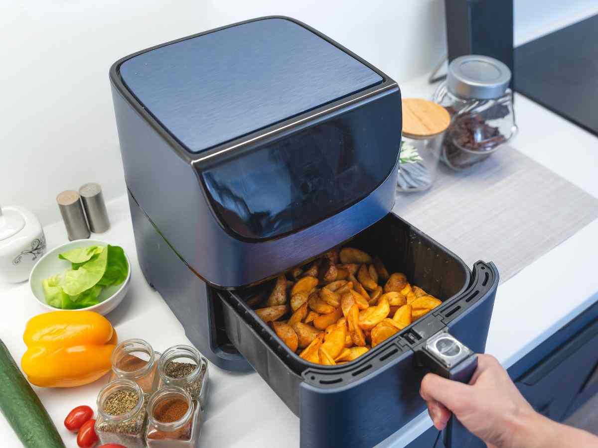 patatine in un cestello di una friggitrice