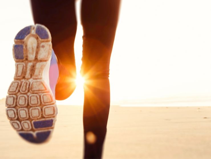 donna che corre al tramonto