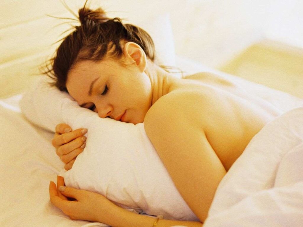 donna dorme con cuscino abbracciato