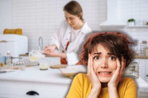 donna in cucina e un'altra spaventata