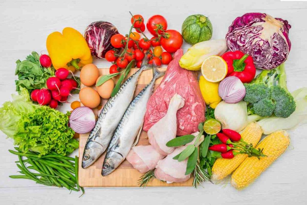 alimenti tipici della dieta mediterranea su tagliere di legno