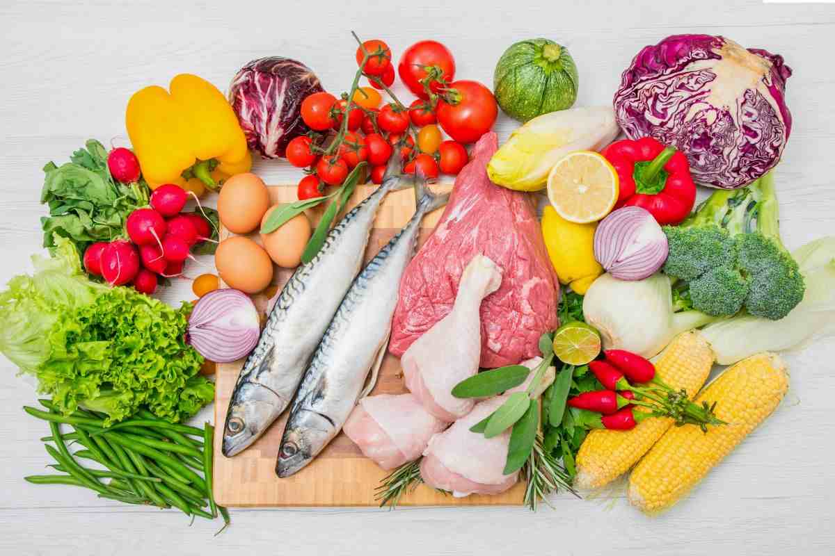 alimenti tipici della dieta mediterranea su tagliere di legno