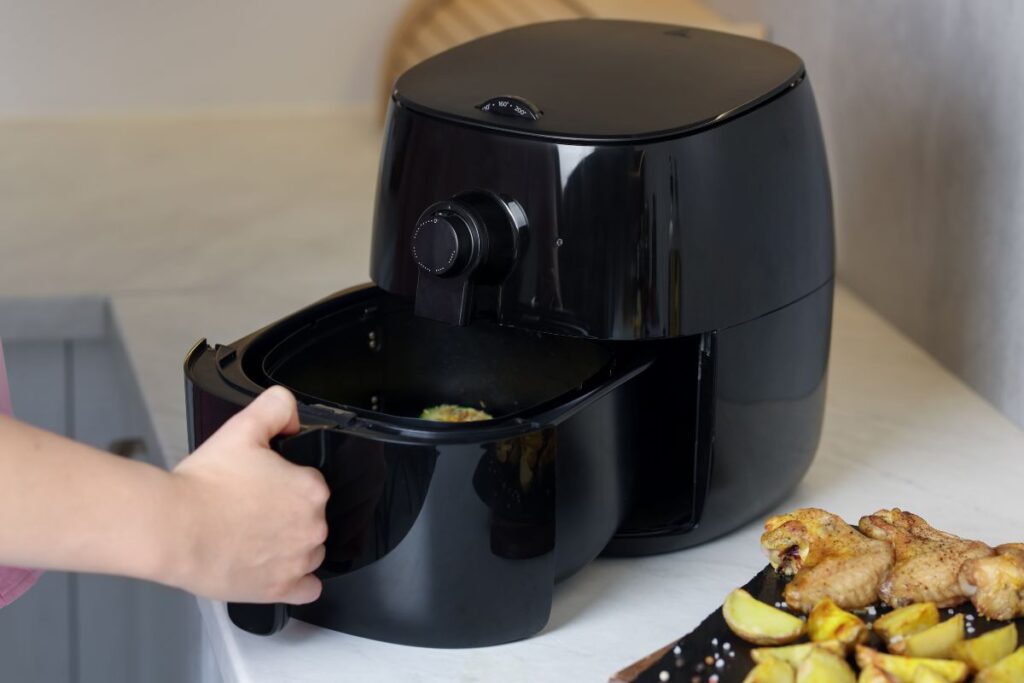 donna usa friggitrice ad aria