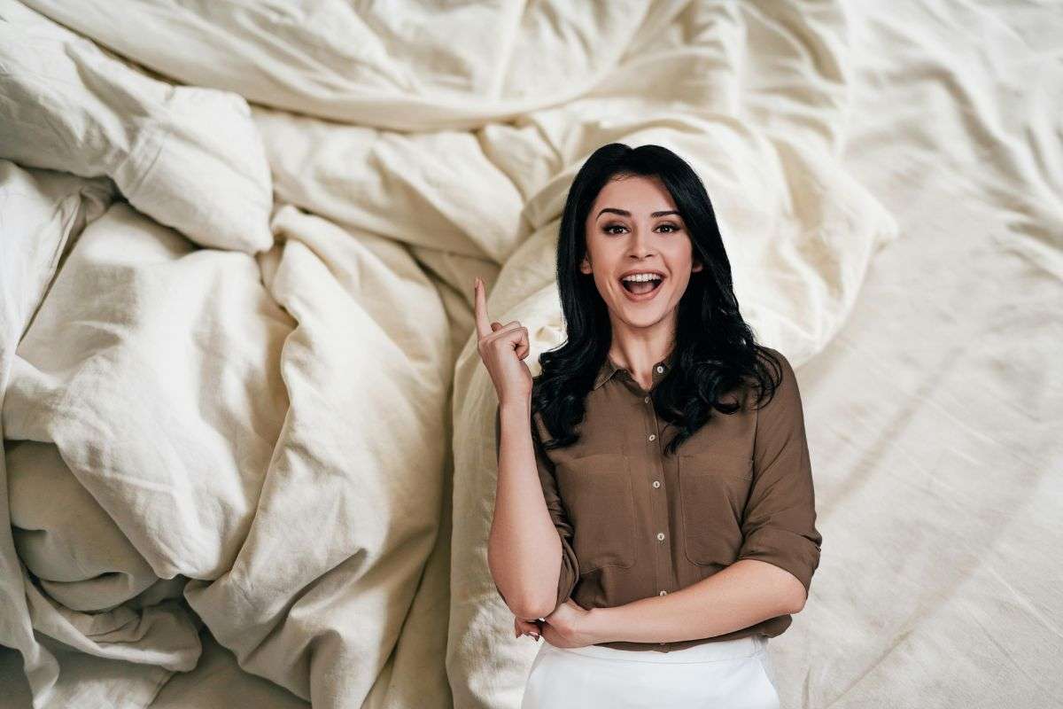 donna con idea che indica delle lenzuola stropicciate