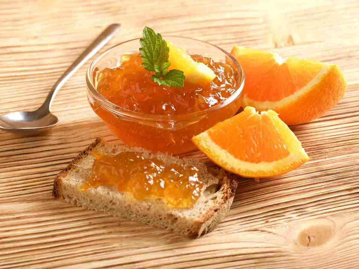 marmellata su una fetta di pane