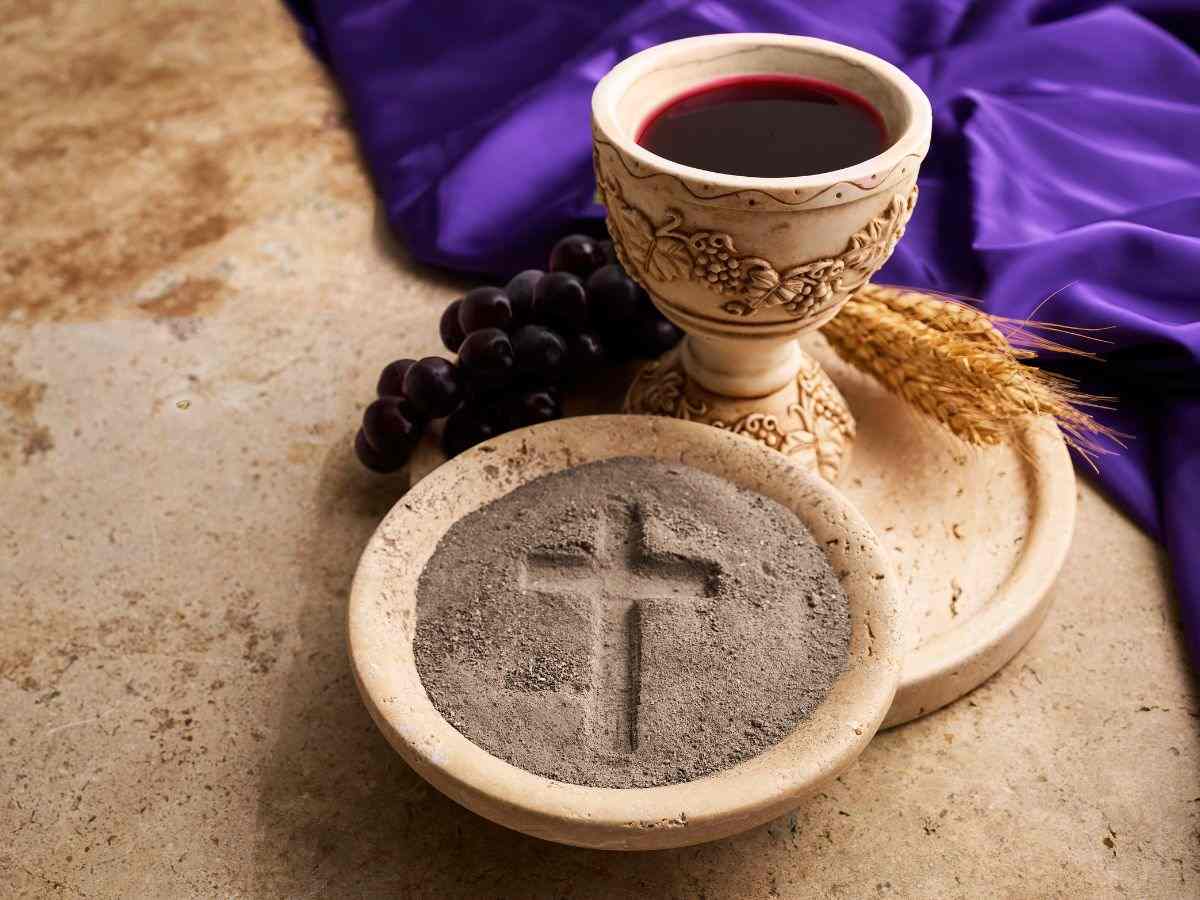 ciotola con ceneri per mercoledì ceneri cattolico