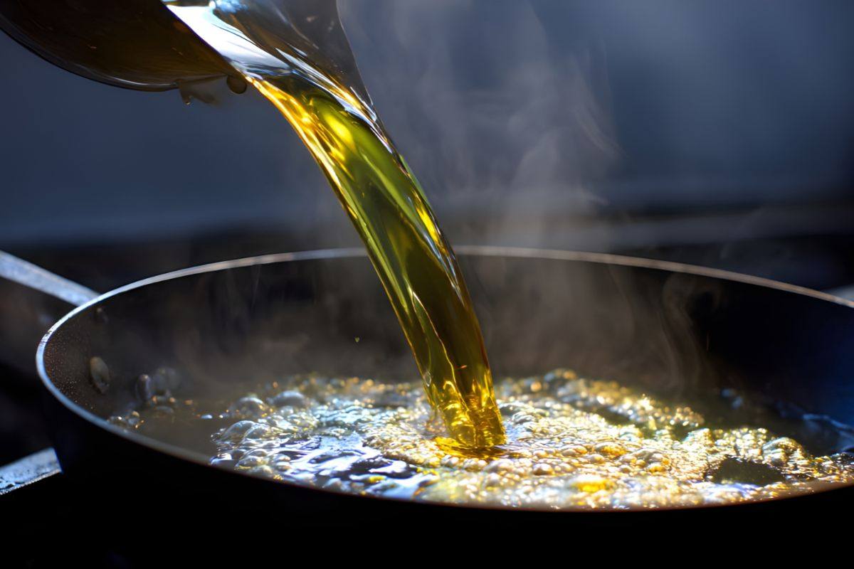 olio bollente in una padella