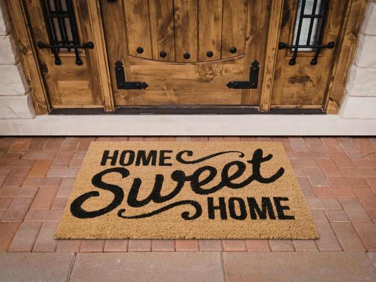 zerbino posto davanti ad una porta d'ingresso di casa