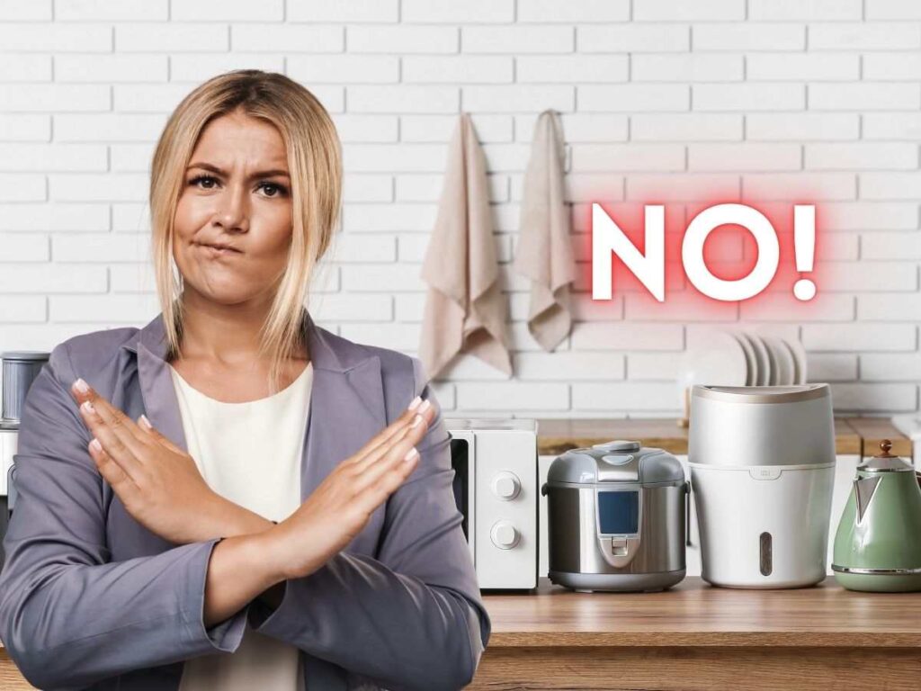 donna fa x con le braccia