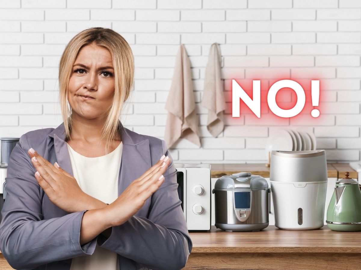 donna fa x con le braccia