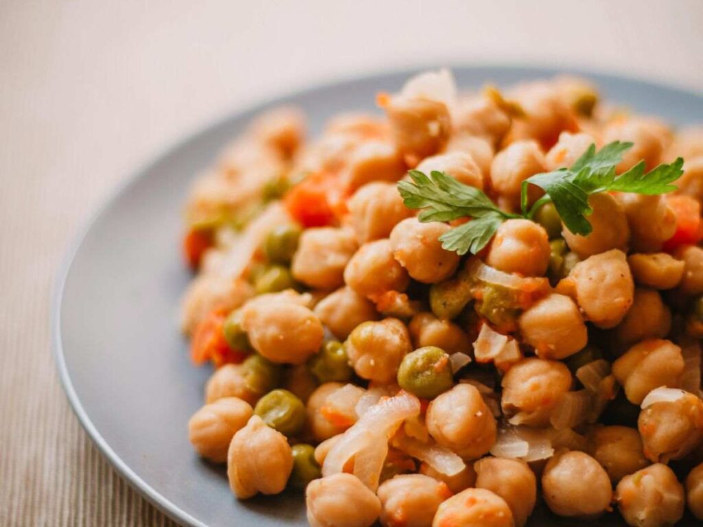 un piatto di ceci e piselli