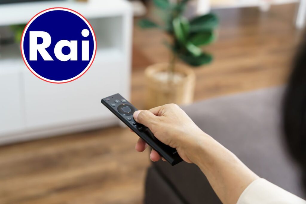 donna con telecomando in mano e logo rai