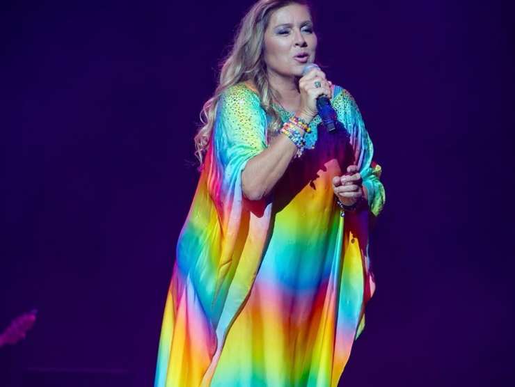 romina power mentre canta