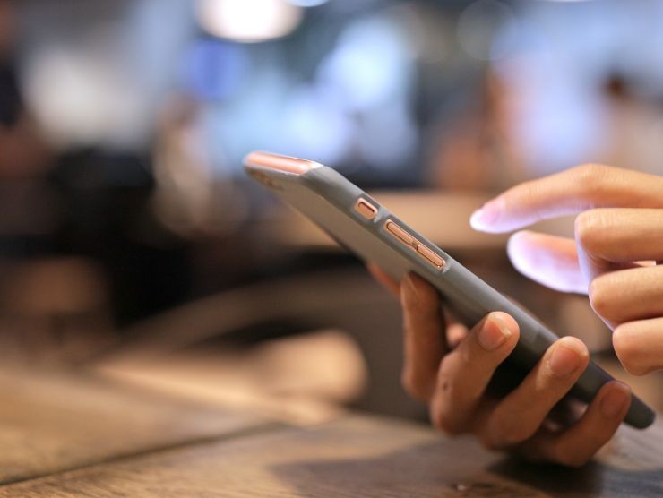 persona che usa smartphone