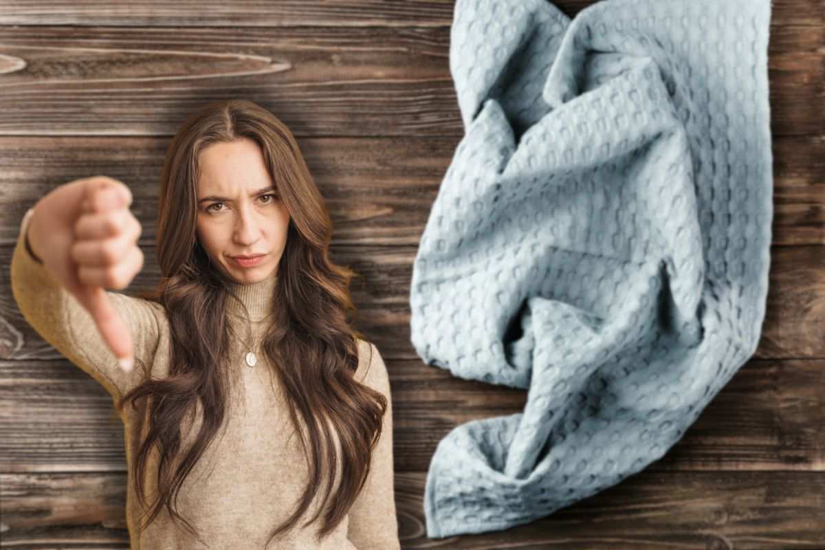 strofinaccio da cucina azzurro e donna con pollice in giù