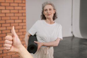 donna di 70 anni e pollice in su