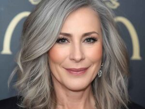 donna con capelli grigi e taglio medio