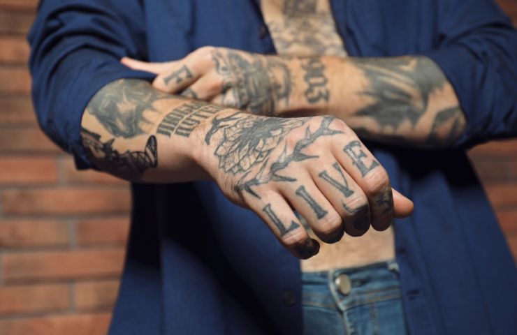mani tatuate