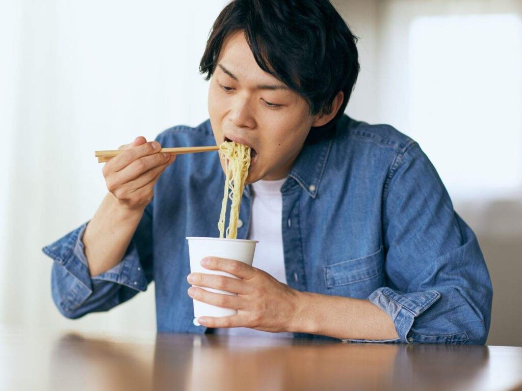 un giapponese mangia noodles