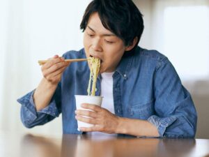 un giapponese mangia noodles