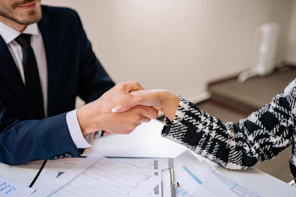 stretta di mano debole