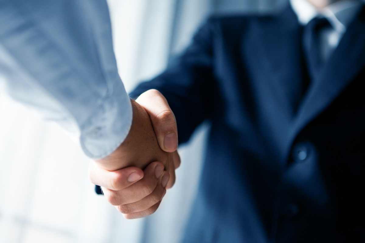stretta di mano energica
