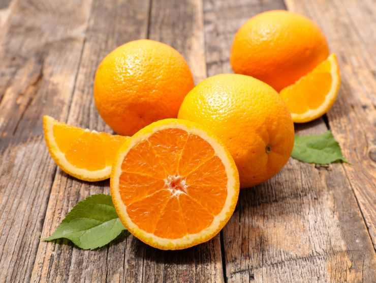 arance su un tagliere