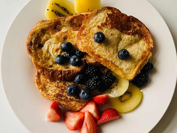 colazione con pancake e frutta