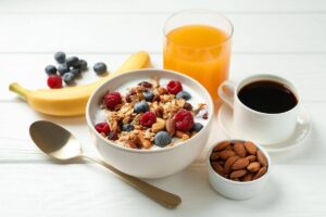 colazione con cereali, succo di frutta mandarole