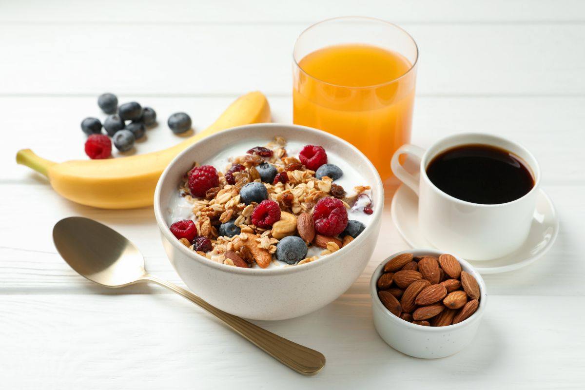 colazione con cereali, succo di frutta mandarole