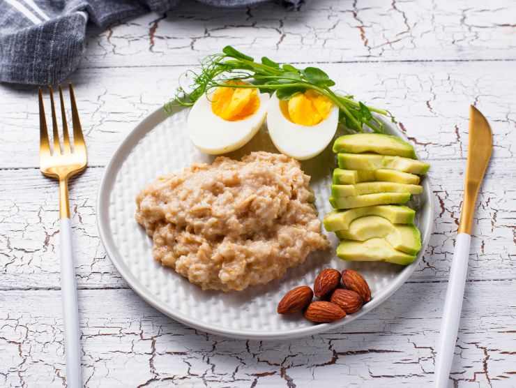 colazione con uova, avocado e porridge